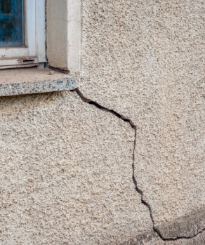 the corner of a house with a crack in it